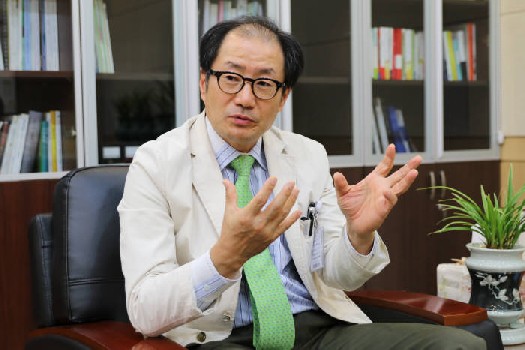 지난 19일 부천시 소사동 부천성모병원에서 가진 인터뷰에서 권순석 원장은 병원 최고의 의료진이 모여 환자를 돌보는 협진 시스템이야 말로 몸과 마음을 치료하는 전인치료의 출발점이라고 강조했다.