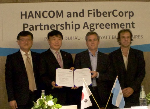 김상철 한컴그룹 회장(왼쪽 두번째)과 이그나씨오 아르도하인 파이버콥 영업마케팅총괄(세번째)이 글로벌오피스 공급계약 체결 후 기념사진을 촬영하고 있다.