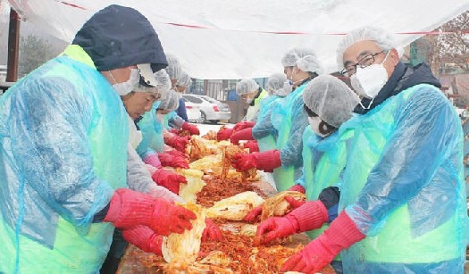 한국후지제록스가 지난 28일 경기 고양시에 위치한 지적장애아 생활공동체 `사랑의 동산`을 찾아 `행복 나눔 김장김치 담그기` 행사를 실시했다. 우에노 대표(맨오른쪽)와 임직원이 김치를 담그고 있다.