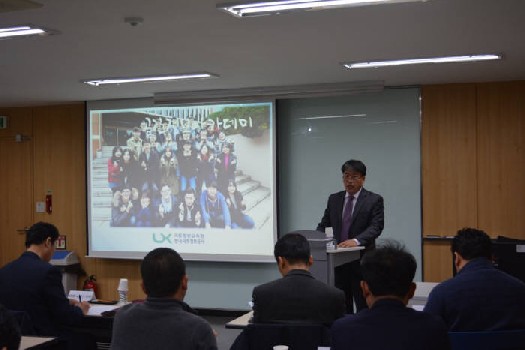 공간정보아카데미에서 강사가 수강생에게 강의를 하고 있다.