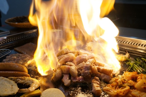 연말모임 회식장소로 예약 불티, 창원 상남동 삼겹살 맛집 '화덕애한판'