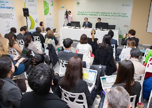 파리 기후변화총회장 한국관에서 열린 ‘2°C 목표달성을 위한 저탄소 생활습관을 위한 행동’ 세미나에서 윤성규 환경부 장관(왼쪽)이 인사말을 했다.