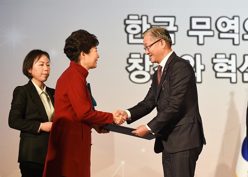 박근혜 대통령이 제52회 무역의 날’ 기념식에서 서경배 아모레퍼시픽그룹 회장에게 유공자 포상으로 최고등급인 금탑산업훈장을 수여하고 있다. 