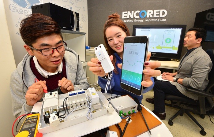 IoT를 접목해 에너지 절감 솔루션을 개발한 인코어드테크놀로지스에서 연구원이 실시간 현재 사용량 및 전월 대비 사용량을 확인할 수 있는 ‘에너톡 홈’을 시연하고 있다. 김동욱기자 gphoto@etnews.com