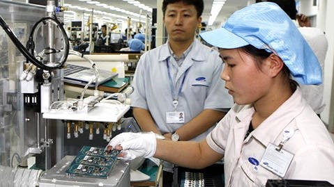 삼성전자의 대베트남 투자가 급증세다. 삼성 한국 직원이 베트남 현지 종업원의 작업을 지도·감독하고 있다.
