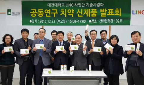 왼쪽 네 번째부터 대전대 이봉환 부총장, 박용만 대표, 김진우 연구소장, 배은영 교수.(사진 출처 : 토스트앤컴퍼니)