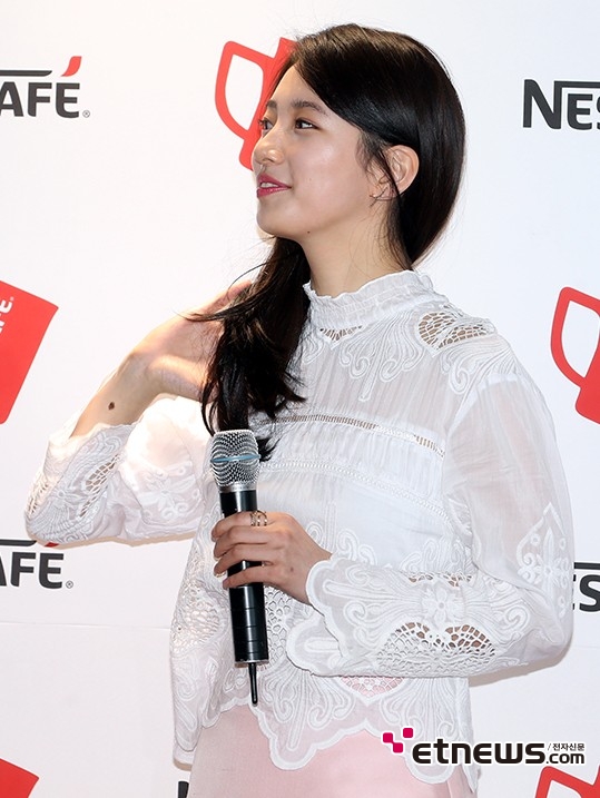 [포토] 수지, ‘예쁘게 머리 살짝 넘기고’