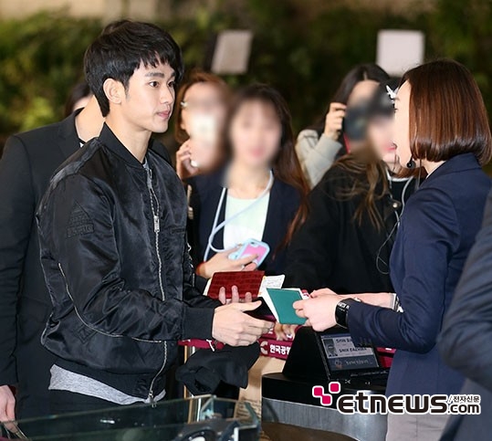 [포토] 김수현, ‘수속 절차는 필수죠’