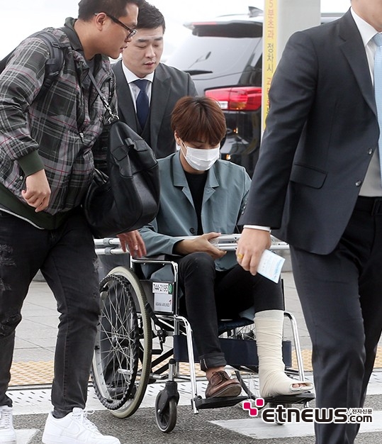 [포토] 엑소 카이, ‘휠체어 타고 출국’