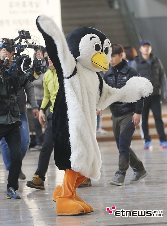 [ET★포착] 부성애 느껴지는 ‘박신양’ 펭귄으로 변신