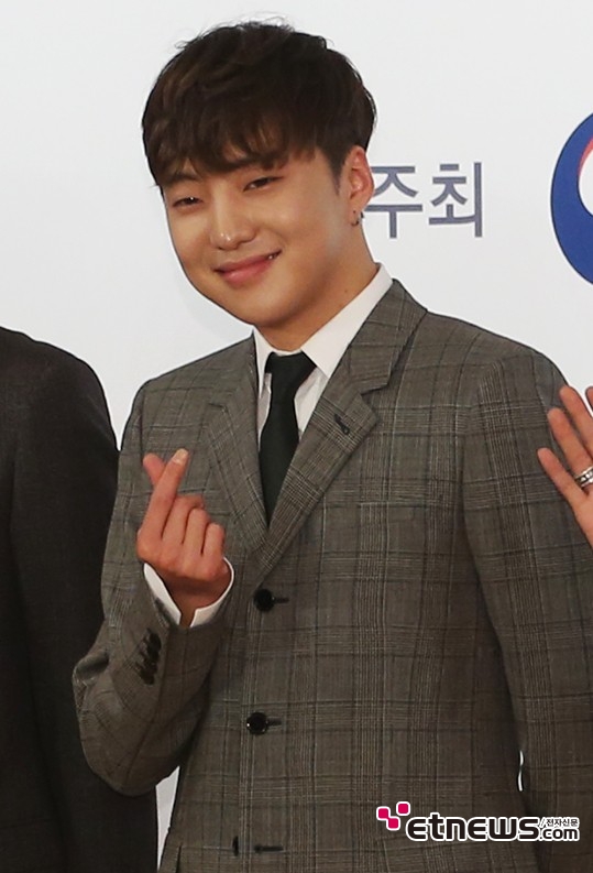 [포토] 위너 강승윤, ‘반쪽하트 어때요?’