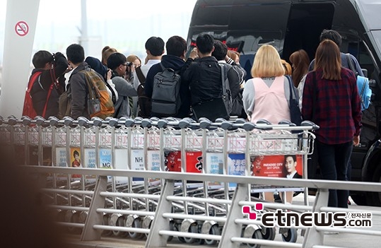 [포토] 우주소녀, ‘질서없는 무자비한 팬들’