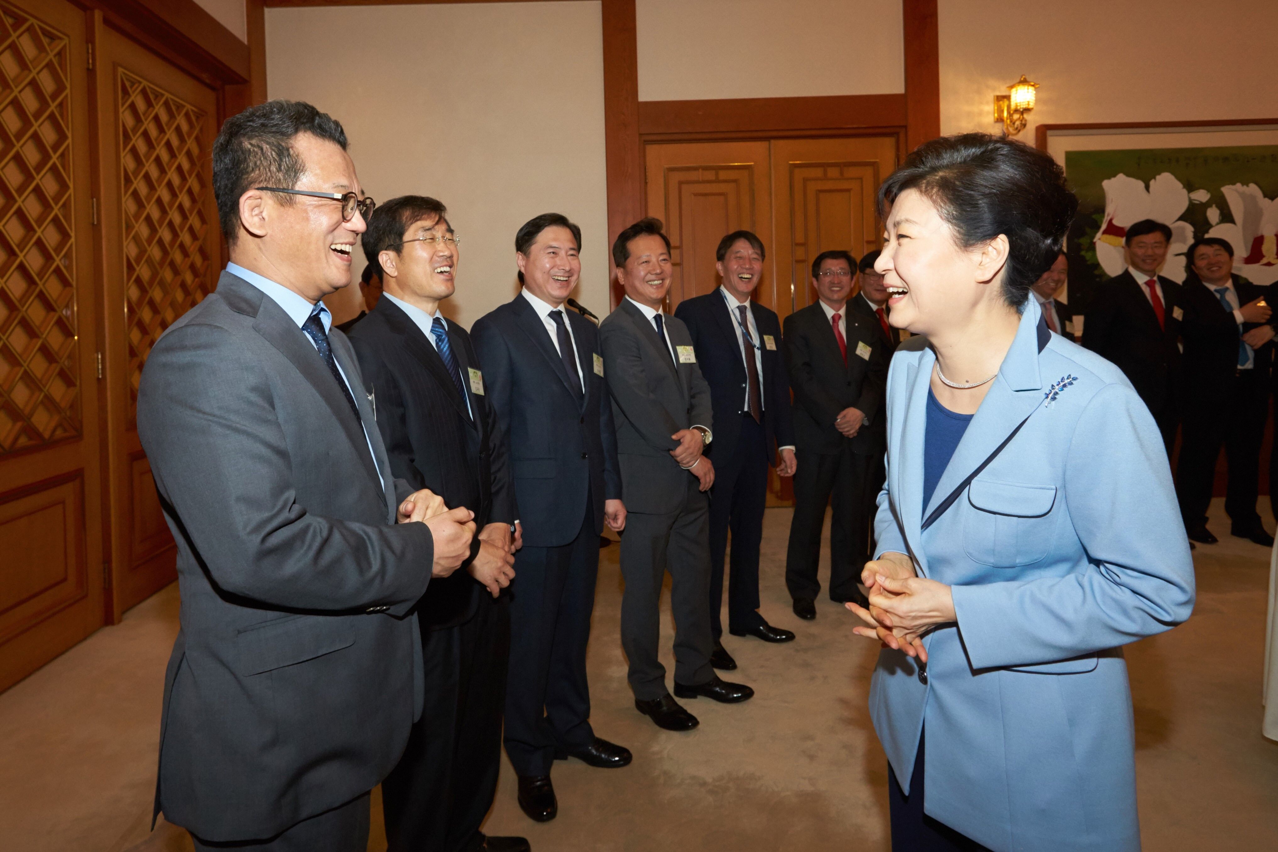 박근혜 대통령은 26일 언론사 편집·보도국장 청와대 초청 오찬간담회에서 한국형 양적완화를 추진하겠다고 밝혔다.