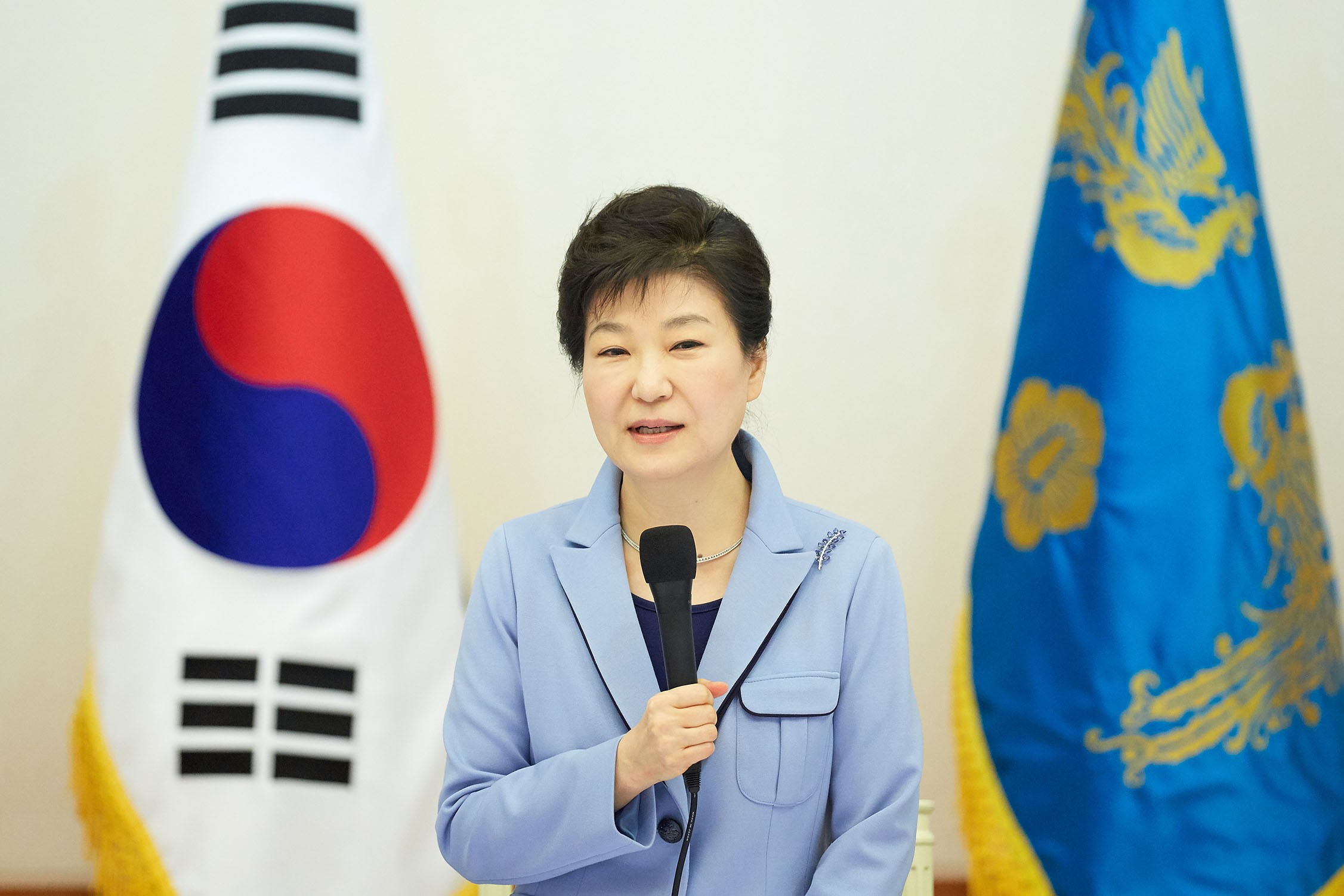 박 대통령은 우선 19일 국무회의에서 언급한 국회와 협력과 관련 다음달 초 이란 방문을 마치고 돌아온 뒤 3당 대표 회동을 추진하겠다고 밝혔다.