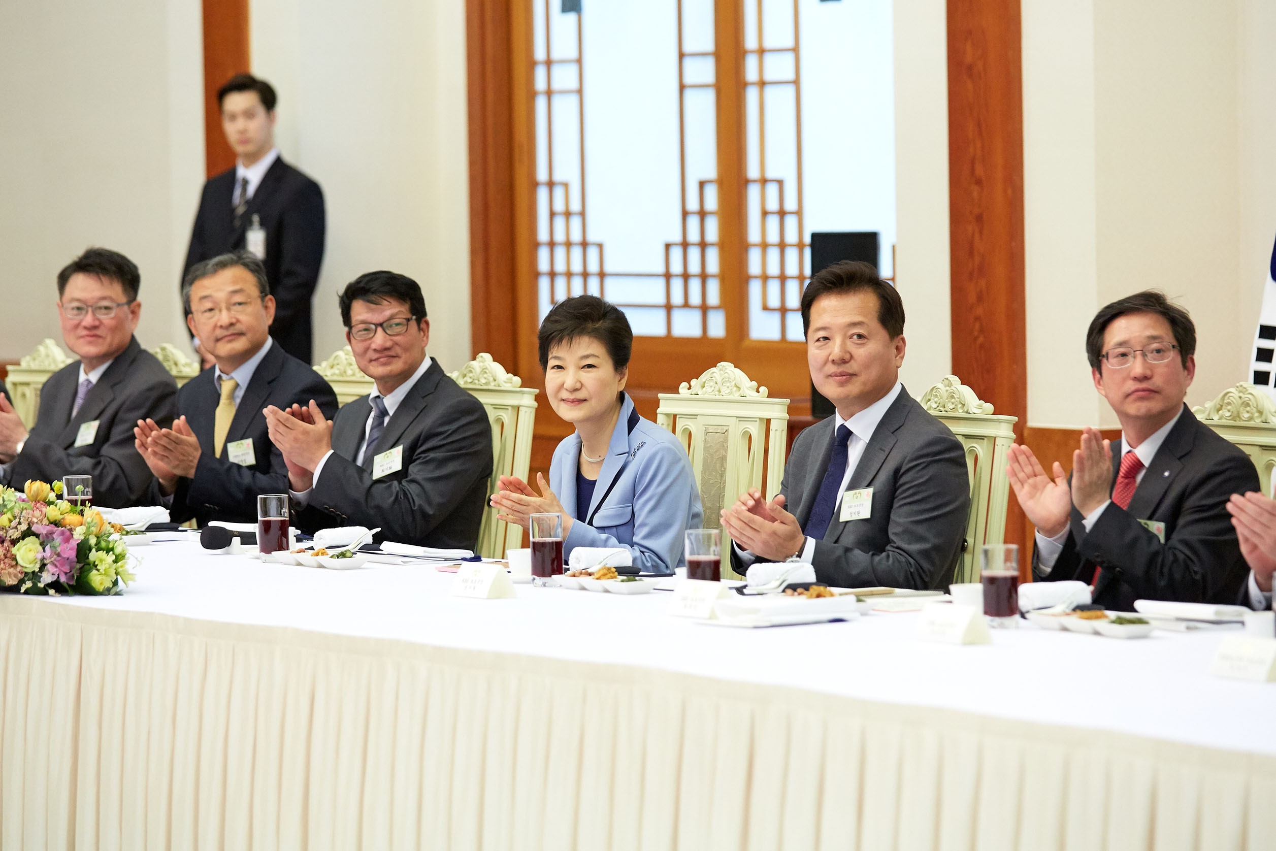 박 대통령은 26일 언론사 편집·보도국장과의 오찬간담회에서 “야당이 제시한 법인세 인상은 최후 수단”이라면서 “세금 인상은 최후 검토 사안”이라고 말했다.