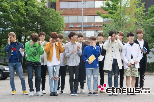 [포토] 세븐틴, '단체로 안경쓰고 팬서비스'