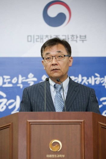 김용수 미래창조과학부 정보통신정책실장이 `제7차 정보통신전략위원회` 안건 관련 브리핑을 하고 있다.