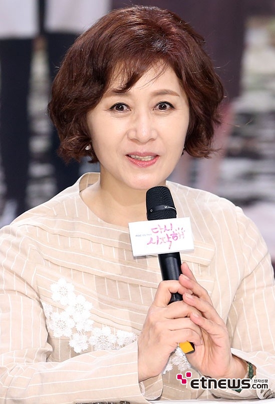 [포토] 인사말하는 배우 김혜옥