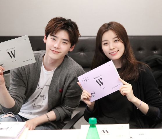 W 이종석 한효주 출처:/ 초록뱀미디어