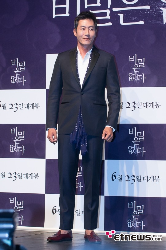 [포토] 김주혁, '정장에 머플러로 포인트를'