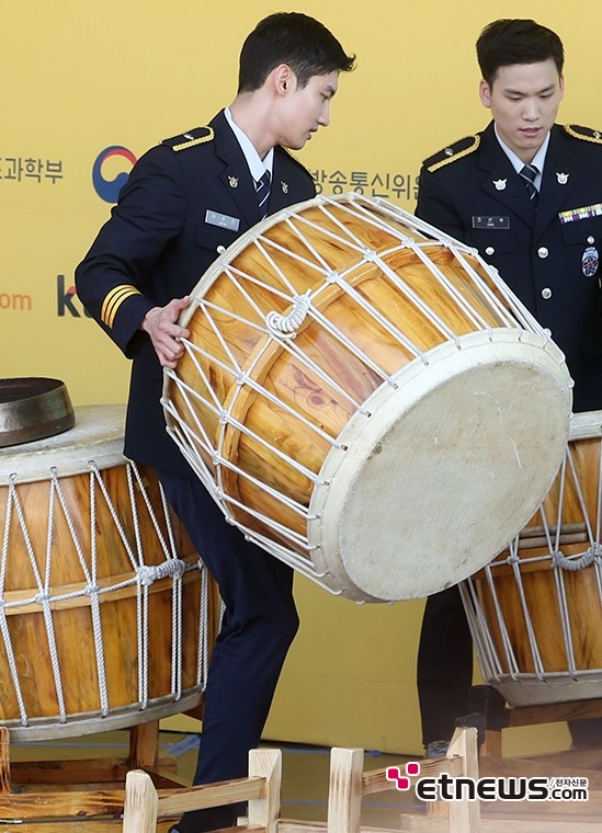 [포토] 심창민, ‘북은 직접 들어요~’