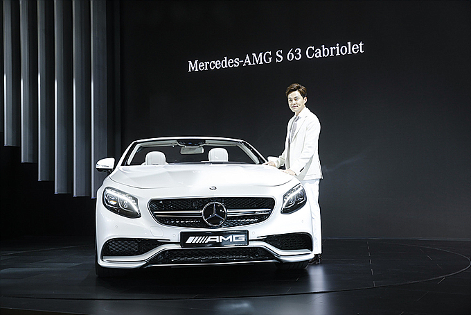 배우 이서진이 메르세데스-AMG S 63 카브리올레 모델 옆에서 포즈를 취하고 있다.