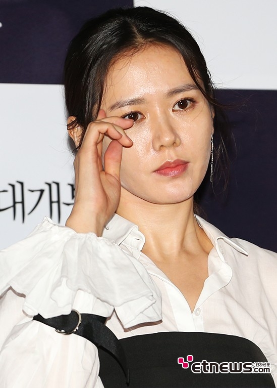 [포토] 손예진, ‘시크하게 머리 넘기고’