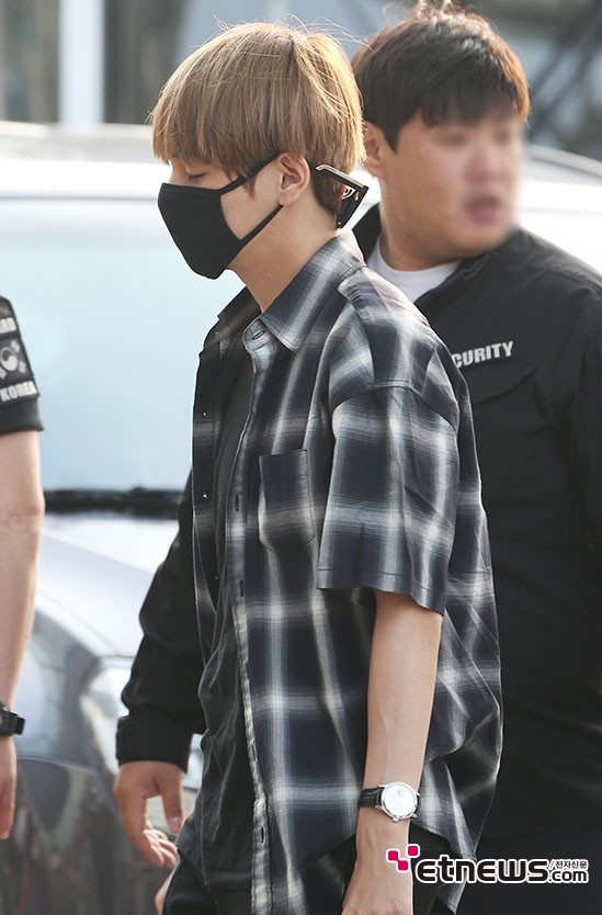 [포토] 방탄소년단 뷔, ‘눈감고 걸어요’