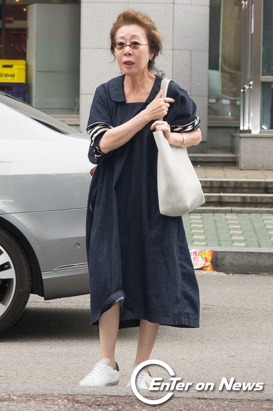 [ON포토] 윤여정, '선그래스로 멋내었어요'