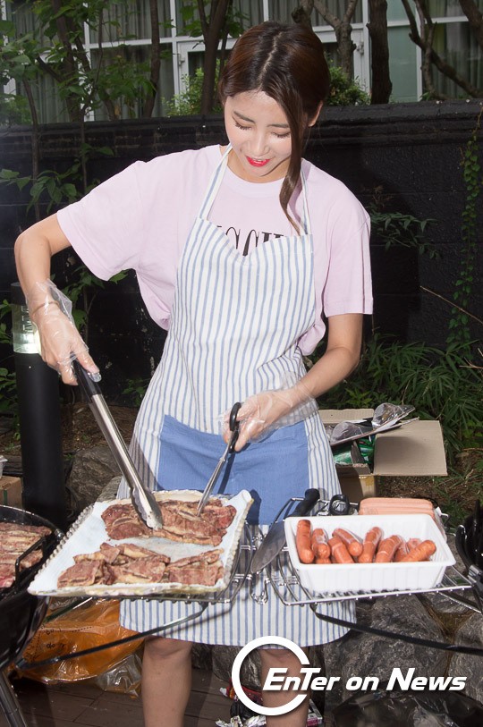 [ON포토] 다이아 희현, '고기 굽는 솜씨가 수준급'