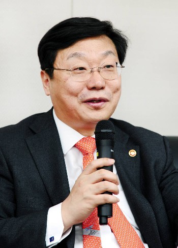 주형환 장관 “7월 수출도 부진할 것, 노사 합심 노력을”