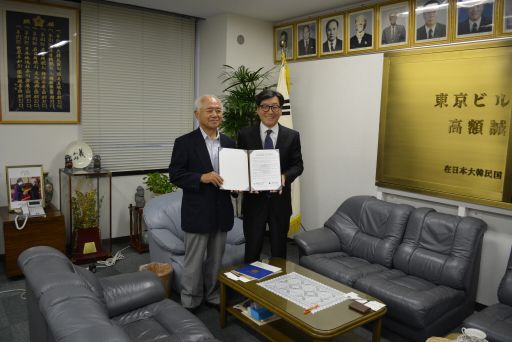 서울디지털대 안병수 대외협력처장(우)과 재일대한민국민단 김수길 단장(좌). 사진=서울디지털대학교.