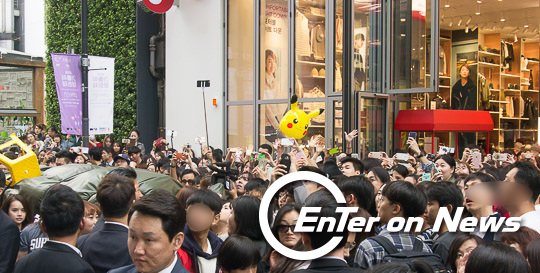 [ON포토] '현빈 등장에 마비된 명동'