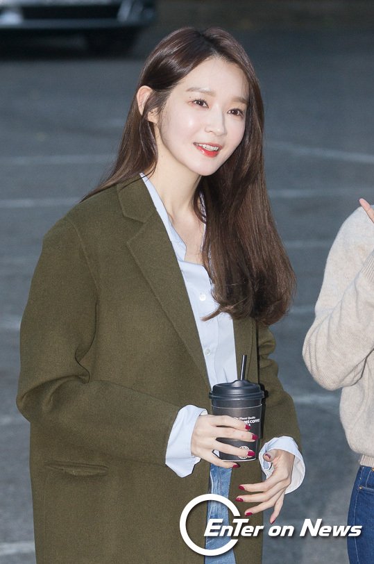 [ON포토] 다비치 강민경, '주변도 밝아지는 꽃미모'