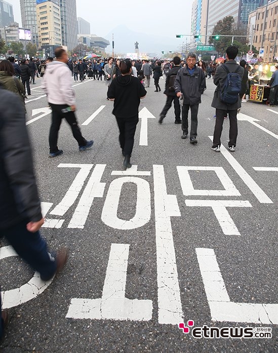 [포토] 광화문으로 향하는 시민들