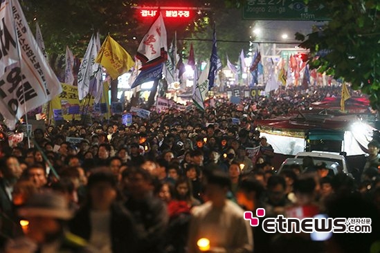 [포토] ‘촛불 들고 거리로 나선 시민들’