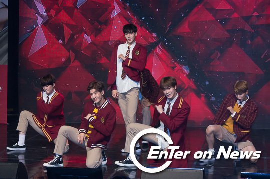 [ON포토] 아스트로, '교복입고 팬심사냥'