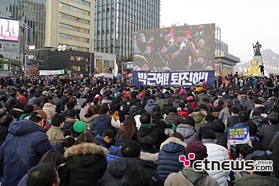 [포토] 자유발언중인 청년, 이를 지켜보는 국민들