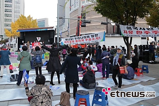 [포토] 시청 광장 한편에서 집회 중인 애국시민 행동 