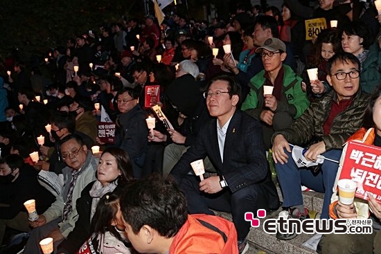 [포토] 즐거운 모습으로 학생과 사진 촬영하는 이재명 시장 