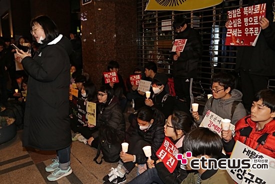 [포토] 촛불잡회에 참석해 자유발언중이 여학생