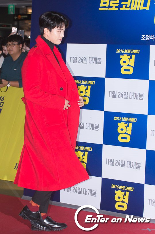 [ON포토] 옥택연, '코트 열어 젖히고'