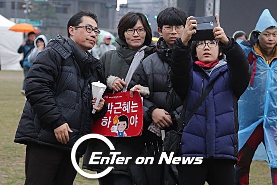 [포토] 촛불집회 참석, 기념 촬영하는 가족들 