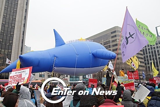 [포토] 304명 세월호 희생자를 기리는 대형 돌고래와 함께 행진 