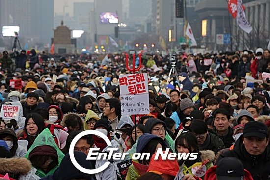 [포토] 시민들 가운데서 '박근혜 퇴진'을 외치는 강렬한 피켓 