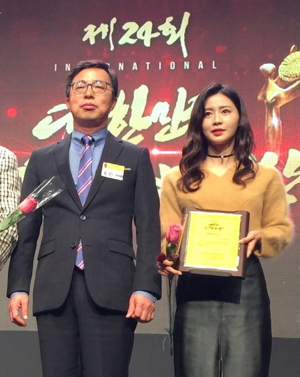 배우 겸 방송인 김아라, '24회 대한민국문화연예대상' MCN부문 수상