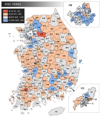 기업체감도 지도. 규제지도는 전체를 5개 등급(S-A-B-C-D)로 구분한 후 기업환경이 좋을수록(S·A등급) 따뜻한 주황색에 가깝게, 나쁠수록(C·D등급) 차가운 파란색에 가깝게 표현했다. 대한상의는 “기업체감도 지도의 변화를 살펴보면 하위지역인 C?D등급이 2014년 68곳에서 지난해 40곳, 올해 35곳으로 줄어들면서 지도색이 전반적으로 따뜻한 색으로 채워졌다”며 “특히 최하위 등급인 D등급 지자체가 올해엔 단 한 곳도 없다”고 말했다.