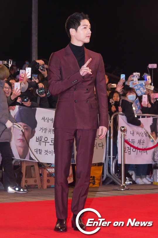 [ON포토] 송중기, '대상 수상 예감? 브이 포즈 남기며~'