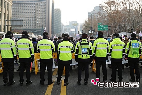 [포토] 보수단체 맞불 집회를 지키는 폴리스 라인 