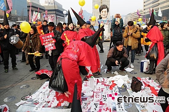 [포토] 시민들과 함께 어울어지는 거리 퍼포먼스 